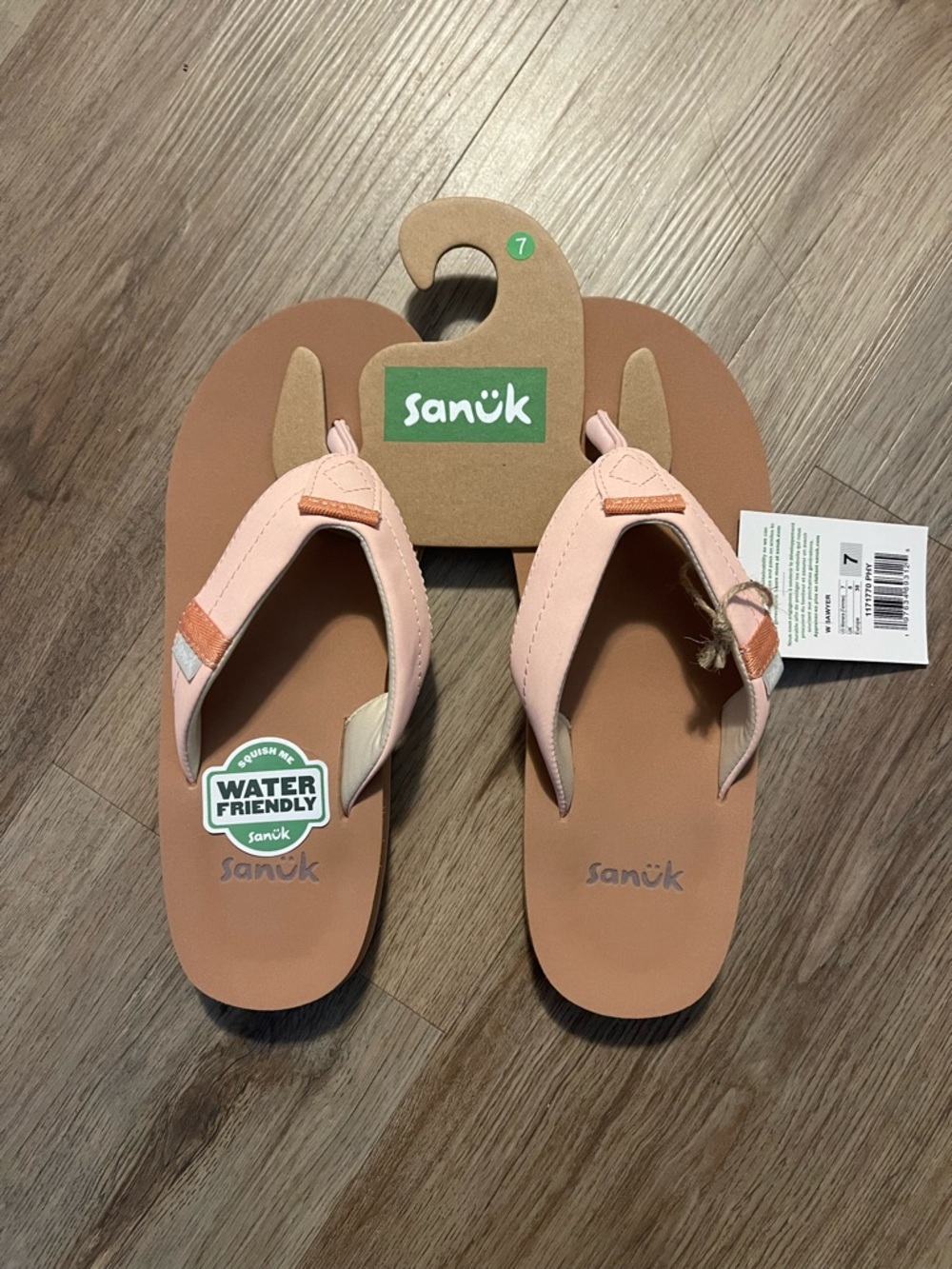 NEW Sanuk flip flops size 7